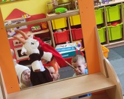 zdjęcia dzieci podczas obchodów dnia postaci z bajek