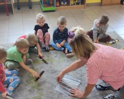 zdjęcia dzieci podczas zajęć bibliotecznych