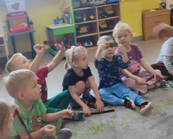 zdjęcia dzieci podczas zajęć bibliotecznych