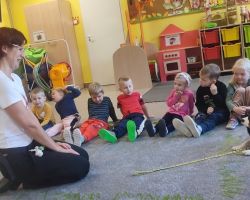 zdjęcia dzieci podczas dogoterapii