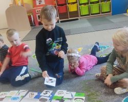 zdjęcia dzieci podczas dogoterapii