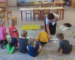 zdjęcia dzieci podczas dogoterapii