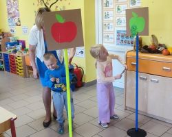 zdjęcia dzieci podczas zajęć bibliotecznych