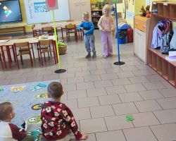 zdjęcia dzieci podczas zajęć bibliotecznych