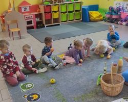 zdjęcia dzieci podczas zajęć bibliotecznych