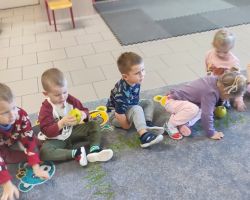 zdjęcia dzieci podczas zajęć bibliotecznych