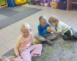 zdjęcia dzieci podczas zajęć bibliotecznych