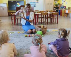 zdjęcia dzieci podczas zajęć bibliotecznych