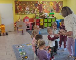 zdjęcia dzieci podczas zajęć bibliotecznych