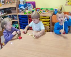 zdjęcia dzieci podczas zajęć bibliotecznych