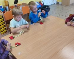 zdjęcia dzieci podczas zajęć bibliotecznych