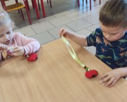 zdjęcia dzieci podczas zajęć bibliotecznych