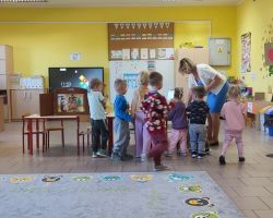 zdjęcia dzieci podczas zajęć bibliotecznych