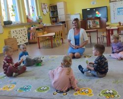 zdjęcia dzieci podczas zajęć bibliotecznych