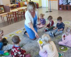 zdjęcia dzieci podczas zajęć bibliotecznych