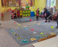 zdjęcia dzieci podczas zajęć dodatkowych