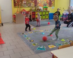 zdjęcia dzieci podczas zajęć dodatkowych