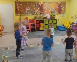 zdjęcia dzieci podczas zajęć dodatkowych