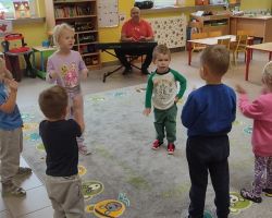 zdjęcia dzieci podczas zajęć dodatkowych