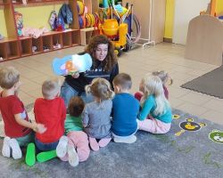 zdjęcia dzieci podczas zajęć dodatkowych