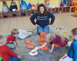 zdjęcia dzieci podczas zajęć dodatkowych