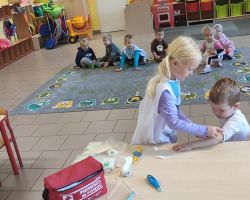 zdjęcia dzieci podczas obchodów dnia lekarza