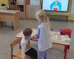 zdjęcia dzieci podczas obchodów dnia lekarza