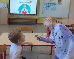 zdjęcia dzieci podczas obchodów dnia lekarza