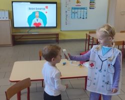 zdjęcia dzieci podczas obchodów dnia lekarza