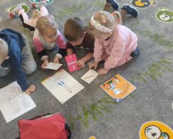 zdjęcia dzieci podczas obchodów dnia lekarza