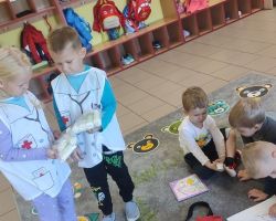 zdjęcia dzieci podczas obchodów dnia lekarza