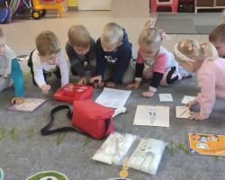 zdjęcia dzieci podczas obchodów dnia lekarza