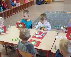 zdjęcia dzieci podczas obchodów dnia lekarza