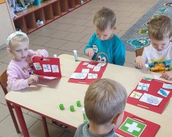 zdjęcia dzieci podczas obchodów dnia lekarza