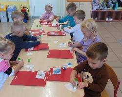 zdjęcia dzieci podczas obchodów dnia lekarza