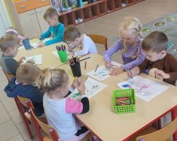 zdjęcia dzieci podczas obchodów dnia lekarza