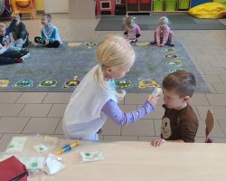 zdjęcia dzieci podczas obchodów dnia lekarza