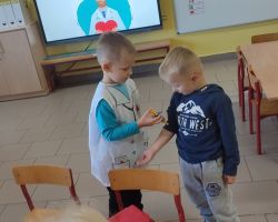 zdjęcia dzieci podczas obchodów dnia lekarza