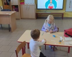 zdjęcia dzieci podczas obchodów dnia lekarza