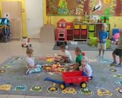 zdjęcia dzieci podczas różnch aktywności