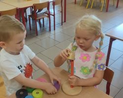 zdjęcia dzieci podczas różnch aktywności