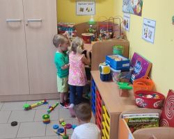 zdjęcia dzieci podczas różnch aktywności