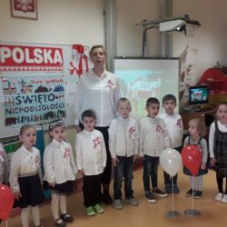 zdjęcie przedstawiające dzieci i nauczycieliśpiewających Hymn Polski