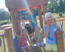 zdjęcia dzieci podczas różnch aktywności