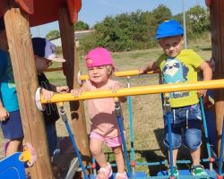 zdjęcia dzieci podczas różnch aktywności