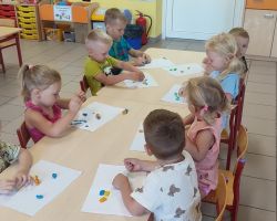 zdjęcia dzieci podczas różnch aktywności