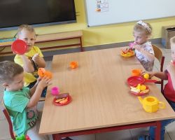 zdjęcia dzieci podczas różnch aktywności