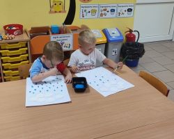 zdjęcia dzieci podczas różnch aktywności