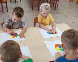 zdjęcia dzieci podczas różnch aktywności