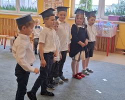 dzieci i nauczyciele podczas uroczystości zakończenia roku szkolnego